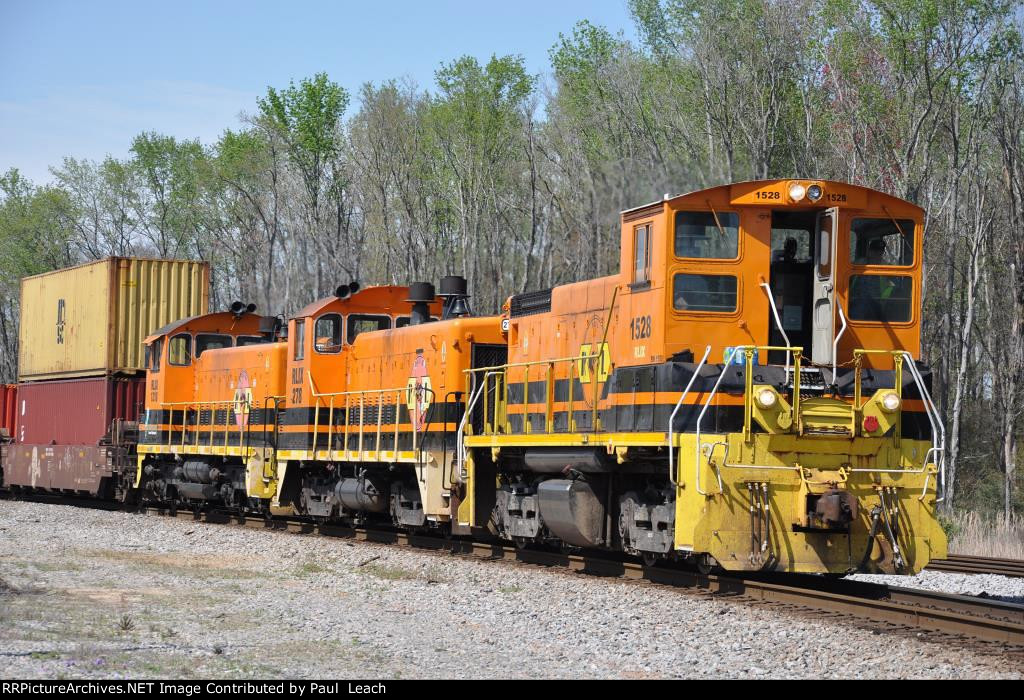 Three end cabs power an intermodal transfer